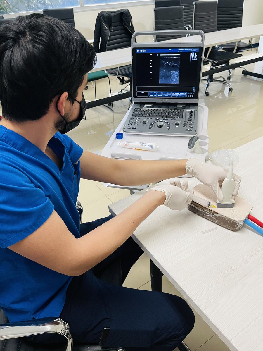 Alexgr23's tweet photo. Practicing ultrasound guided central venous access placement @nefrohgr46 #Nephrology #NephTwitter https://t.co/K3pDG8letR