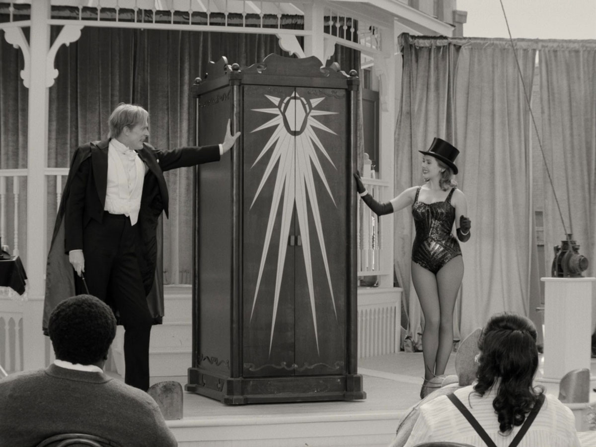 Dans l'épisode 2 de  #WandaVision   , le couple fait un tour de magie en prenant pour pseudos "Glamour" et "Illusion" utilisés aussi par 2 magiciens des  #comics Marvel.Ilya et Glynis Zarkov qui se servent également de la scène afin de cacher leurs pouvoirs aux yeux de tous...