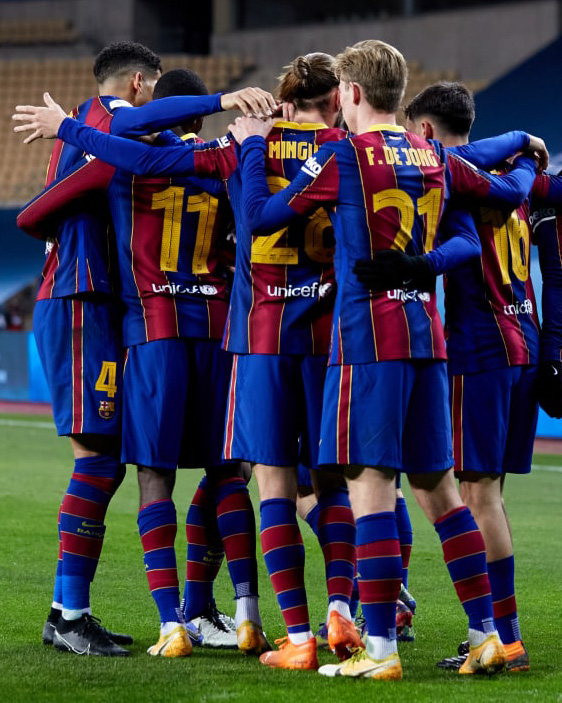 FCBarcelona's tweet photo. 💙 Tots units fem força ❤️ https://t.co/I6oTJxy5St