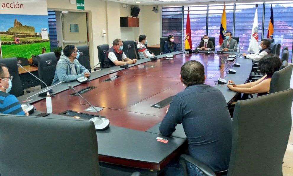 ECU911Austro's tweet photo. .@Alfred_MedinaR coordinador zonal 6, resaltó este proceso y felicitó al primer grupo del personal operativo por su participación y su compromiso con el servicio de atención de emergencias. 

#ECU911SomosTodos https://t.co/8zgVKSvd1W