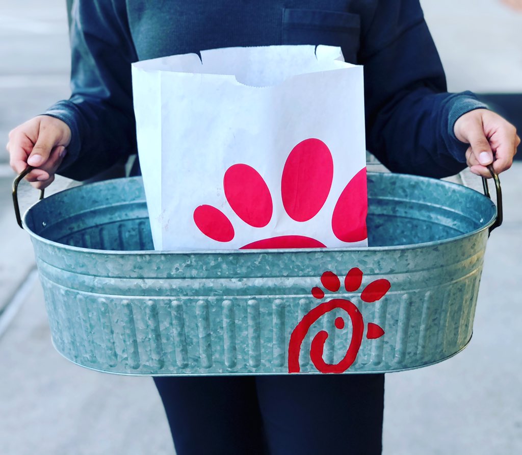 🚗 CURBSIDE PICK-UP 🚗
Now available at Chick-fil-A Red Oak‼️ Use the CFA ONE app to place your order and pick up CURBSIDE today📱🙌🏽
.
.
.
#chickfilaredoak #cfa #curbsidepickup #eatmorchikin #mobileorder