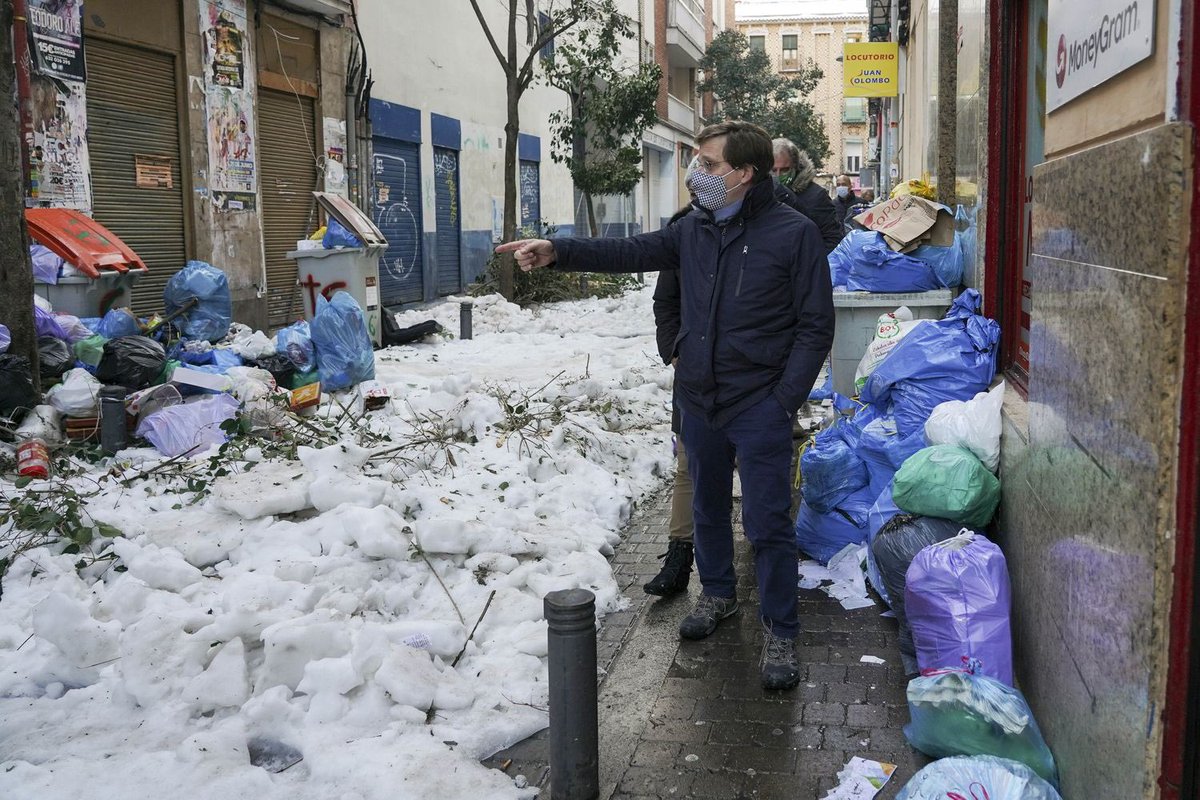 Lauri_Chi_R's tweet image. Veis todas esas bolsas de basura, dejadlas ahí que entre lo que va llover esta semana y el agua de la nieve acumulada deshaciéndose van a irse flotando solas. Eso que nos ahorramos en servicio de basuras...