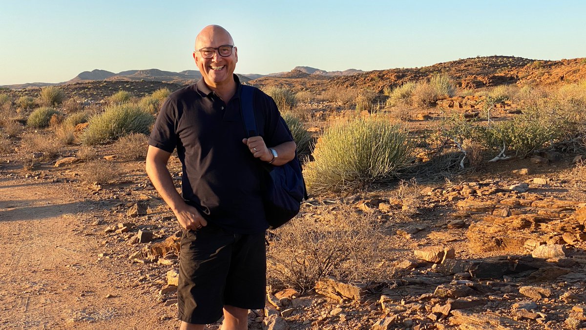 southafricauk's tweet photo. "I think my favourite [place I visited] was the Kalahari desert, which has the absolute beauty of a wilderness". @GreggAWallace. 🇿🇦😍In tonight's episode of 'South Africa with Gregg Wallace' we visit the spectacular Northern Cape province. Tune in at 7.30pm on @ITV. https://t.co/uGK1KHe9pi