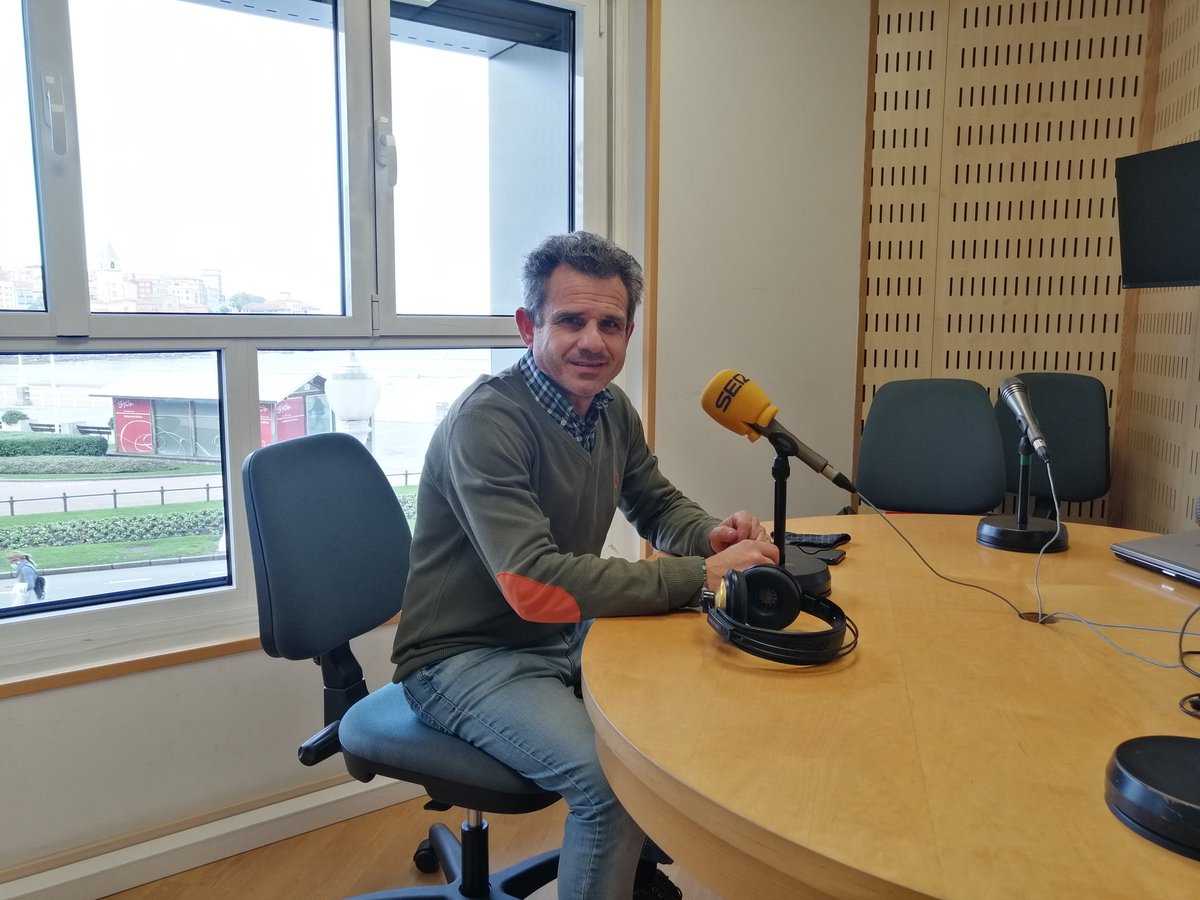 SERDepGijon's tweet photo. 🔊 SER Deportivos Gijón (18/01/2021)

🎙️ Analizamos el #SportingBetis, el arbitraje y la situación del equipo con @EloyOlaya7. Y recordamos cómo fue el momento en el que le dio la alternativa como entrenador a @MarcelinoToral

⬇️⬇️⬇️
https://t.co/SmCdDR8mz2 vía @SER_Gijon
⬆️⬆️⬆️ https://t.co/gnMWGw0Q3D