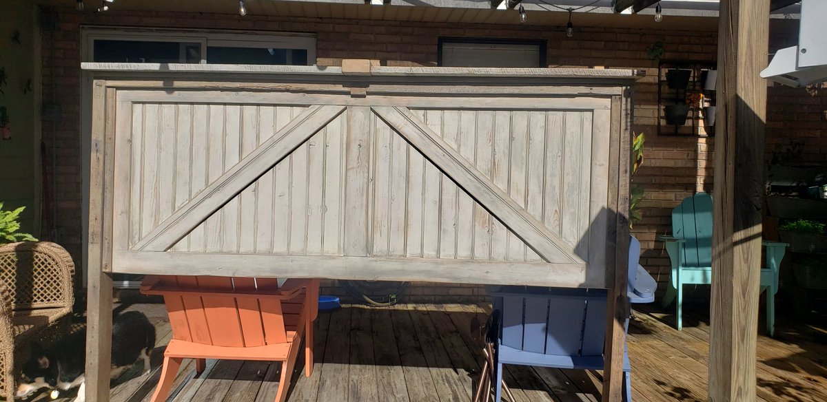 Cahillmomof6's tweet photo. Another weekend project completed and this time we used all reclaimed lumber. (Cost less than $80 too!) Headboard built and installed and finally got to hang up the sign I made. #WeBuiltThat #WeekendBuilders #LearningAsWeGo #FindingMyJoy #BestHusbandEVER https://t.co/mBHongjeZE