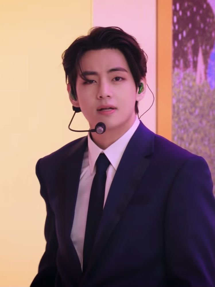 PLEASE THE MINT GREEN HAIR?? IM