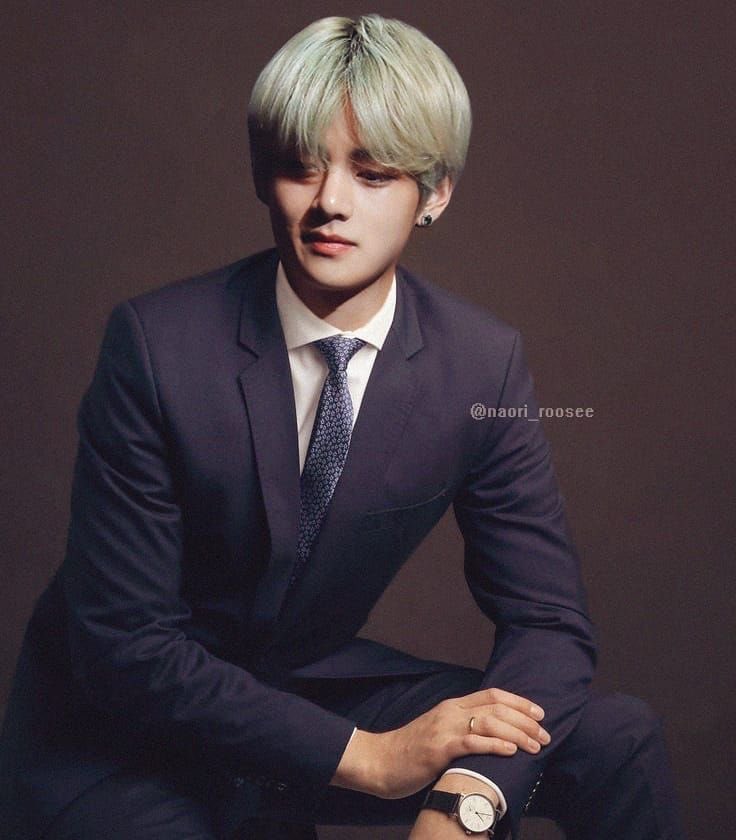 PLEASE THE MINT GREEN HAIR?? IM