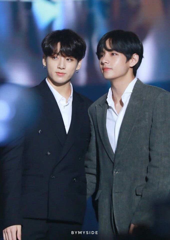 PLEASE THE MINT GREEN HAIR?? IM