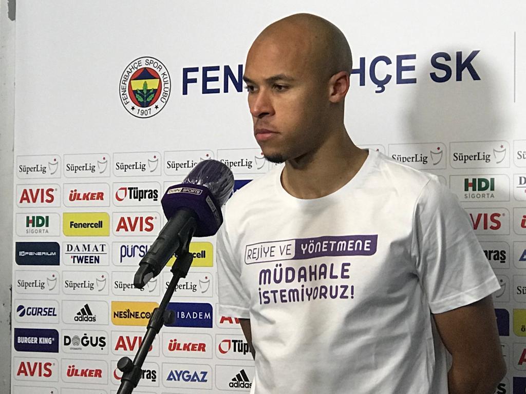 Fenerbahce's tweet photo. Bilgilendirme | Teknik Direktörümüz ve oyuncularımız kurallar doğrultusunda maç önü ve maç sonu röportajlarına katılmışlardır. 
Röportajların şu ana dek yayınlanmamış olması yayıncı kuruluşun tercihidir. https://t.co/VU3CYhengb