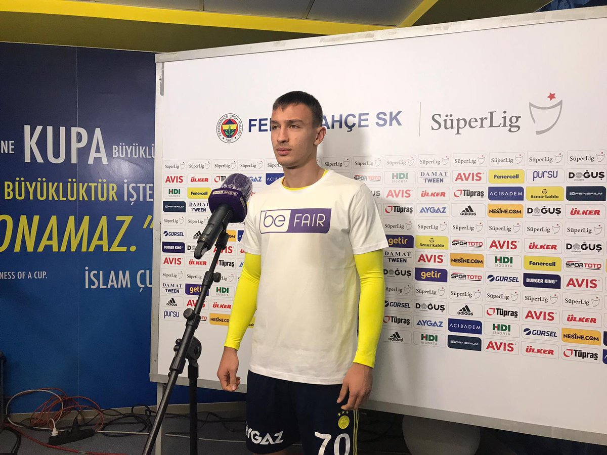 Fenerbahce's tweet photo. Bilgilendirme | Teknik Direktörümüz ve oyuncularımız kurallar doğrultusunda maç önü ve maç sonu röportajlarına katılmışlardır. 
Röportajların şu ana dek yayınlanmamış olması yayıncı kuruluşun tercihidir. https://t.co/VU3CYhengb