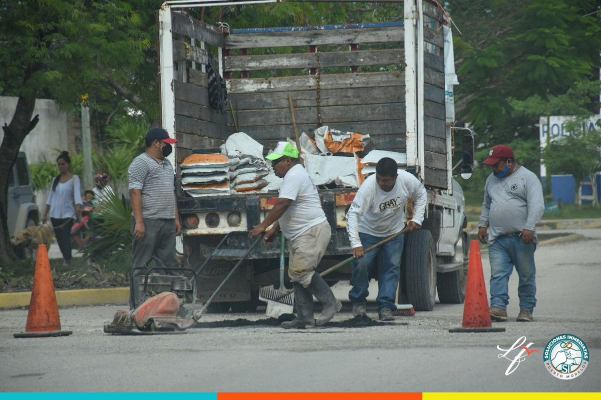 Entre los trabajos que realizan este inicio de semana nuestras brigadas del programa #SIPuertoMorelos bachearon tramos de la Av. Timón, en mantenimiento de nuestras vialidades.
#EvolucionaConRumbo