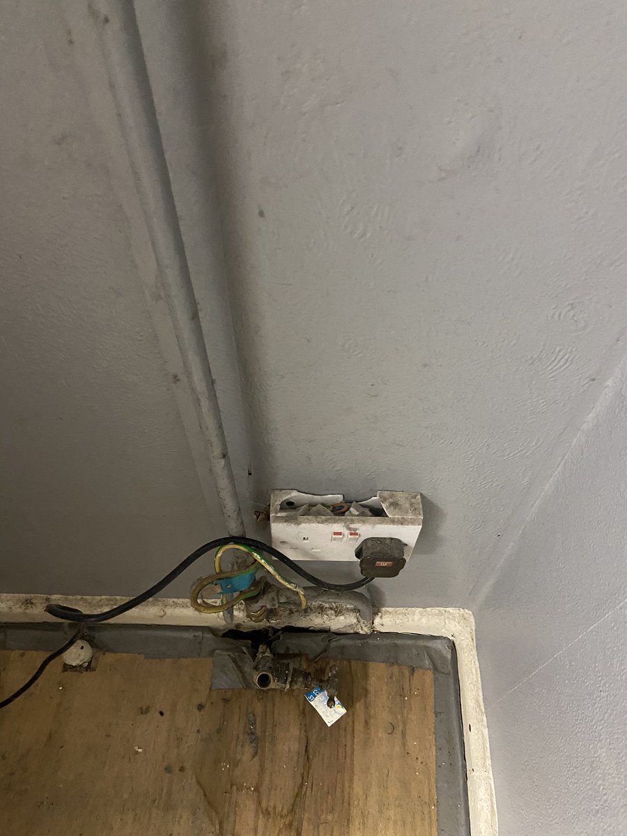 jobarrett30's tweet photo. @Hillingdon @HillingdonLife @UxbridgeGazette Hillingdon council thanks for putting me and my family in serious danger of death leaving me with a soaking wet broken socket for over a year! #disabledmum #livinginadeathtrap https://t.co/MVxUAfGx0F