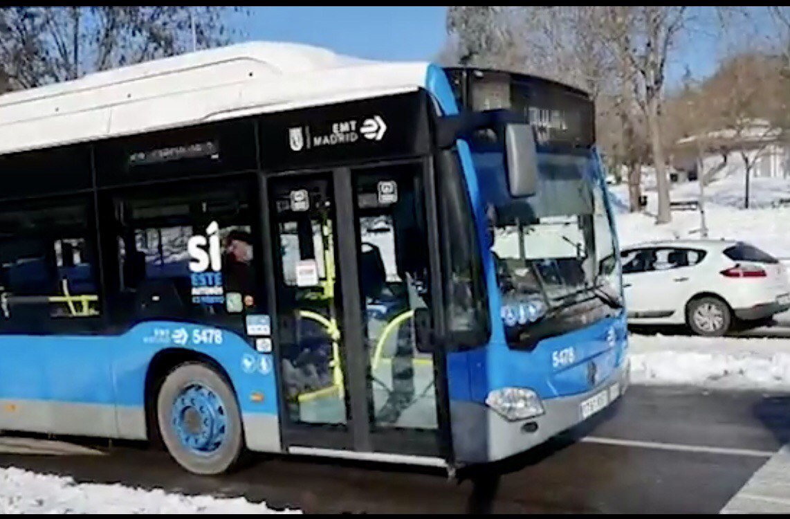 📣Hoy, martes, se restablece el 100% del servicio.

❄️Nuestras líneas pueden sufrir modificaciones en los recorridos, consulta aquí 👉bit.ly/3szT7rO

Hasta el miércoles, tu viaje en los autobuses de EMT🚌 es gratuito.
#MadridVuelve