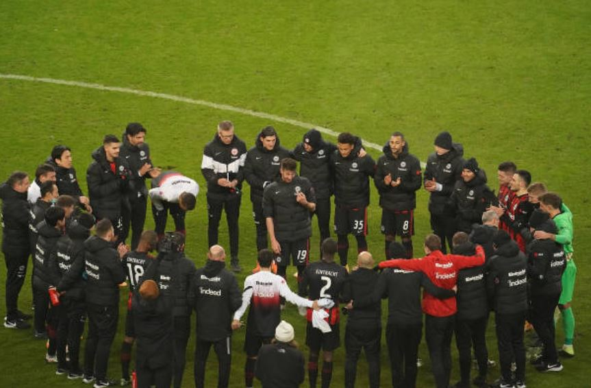 _BeFootball's tweet photo. David Abraham a pris avant-hier sa retraite après 17 ans de carrière.

Le joueur a tenu à échanger son maillot avec l'arbitre central, pour rendre hommage à tous les arbitres qu'il a connu durant sa carrière et qui sont souvent critiqués.

👏❤️ https://t.co/4HYda6jSD9
