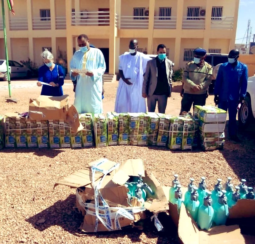 Nema, 17/01/2021

Remise de matériel d’hygiène au Wali, Hodh Charghi (projet de la Banque Africaine de Développement, le HCR et le G5 Sahel d’un coût total de $3.8 millions alloués à la 🇲🇷 )
➡ minimiser les effets de la pandémie de Covid-19 sur les populations réfugiées et hôtes