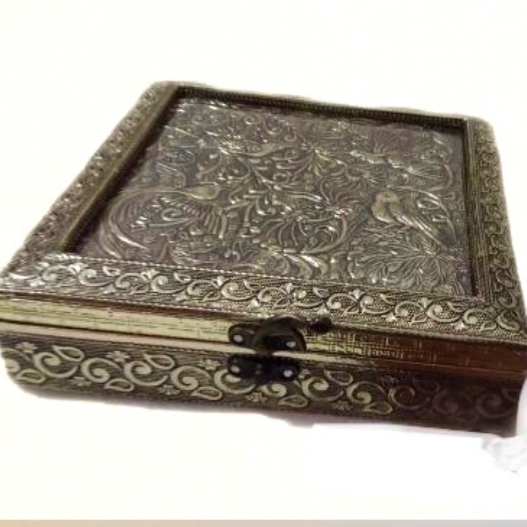 Abhaar_Gifting's tweet photo. #abhaar #jewellerybox #silverjewellerybox #engraved #traditional #chennai #homedecor #instalike https://t.co/Ss2j3oYxDO