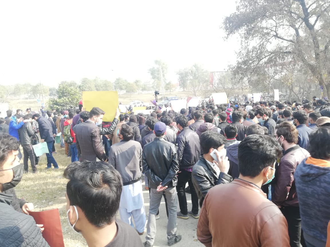 PTI_Lion26's tweet photo. Accepting demands/rejecting them, thats a seperate discussion; Police brutality towards a peaceful demonstration is illegal.

Capital police must be held accountable!
#NUMLians_under_Police_torture https://t.co/4Oebz8pwVl