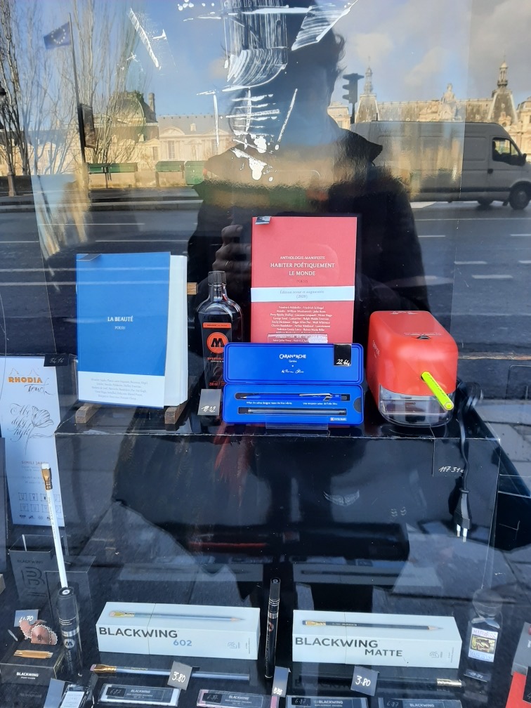 Merci au magasin Sennelier <a href="/couleursduquai/">Magasin Sennelier</a>, pour la présence de nos ouvrages dans sa vitrine. Des peintres depuis des générations viennent y trouver des couleurs pour leurs tableaux. Le peintre est "un poète du paysage" comme l'a exprimé le romantique Caspar David Friedrich.