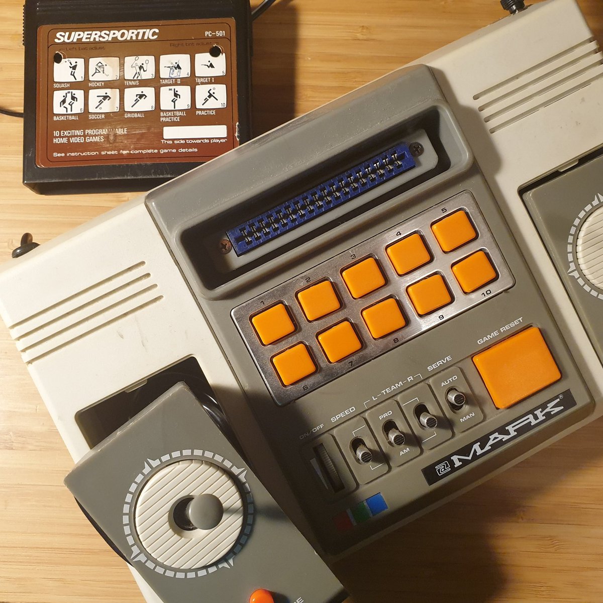 patriksretrotec's tweet photo. Next project. Video output is extremely bad. Probably some caps...
#patriksretrotech
#retrogame #hanimex #pong #soundic #retroconsole #retromod #supersportic #retrogaming #retrorepair #retrohardware #gamerepair https://t.co/BWM6vWUfGO