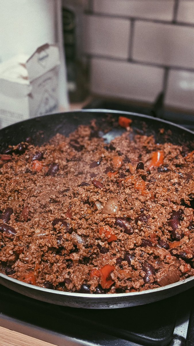 Veggie chilli loaded nachos 😎 @MeatlessFarm #makeitmeatless