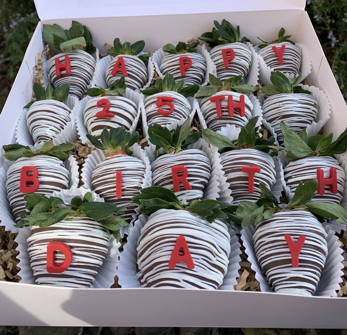 Birthday Strawberries❤️ Message me here or on instagram <a href="/sweetsbyjayda/">sweetsbyjayda</a> to place your orders!✨ Bay Area📍
•
•
 #bayarea #bayareasweets #chocolatecoveredstrawberries