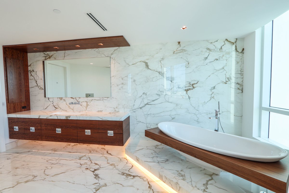 DavilaWoodwork's tweet photo. Take a look 👀 at this gorgeous master bathroom vanity which features Highly Figured Satin Walnut wood. And to make things better, you can step right into the tub with a view of the city! 🏙

#davilawoodwork #customfurnitures #customfurnituremaker https://t.co/WtnCi5bzKh