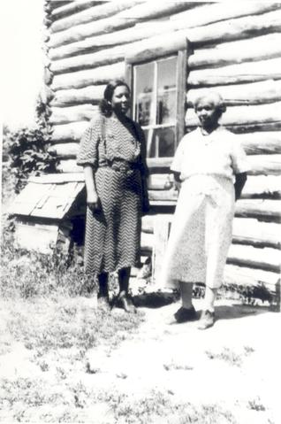 Stuthefarmer's tweet photo. "Henrietta and daughter-in-law Mrs. Willie Kinamore" at Amber Valley, Alberta.  1938. From https://t.co/Gk46PlvTYv.  #Alberta #Prairies #PrairiePeople https://t.co/nmSom6xO3O