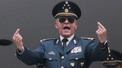 Soy_OGT's tweet photo. * FGR -- Gral. Cienfuegos, ¿Cual es su pin de Blackberry?

** Gral. Cienfuegos -- No uso BlackBerry, uso Samsung en el Black no caben las pruebas que tengo contra AMLO, EPN y otros !.

* FGR -- Ok usted disculpe, queda usted exonerado, todo ha sido una calumnia de la DEA https://t.co/G3yYsLbzCp