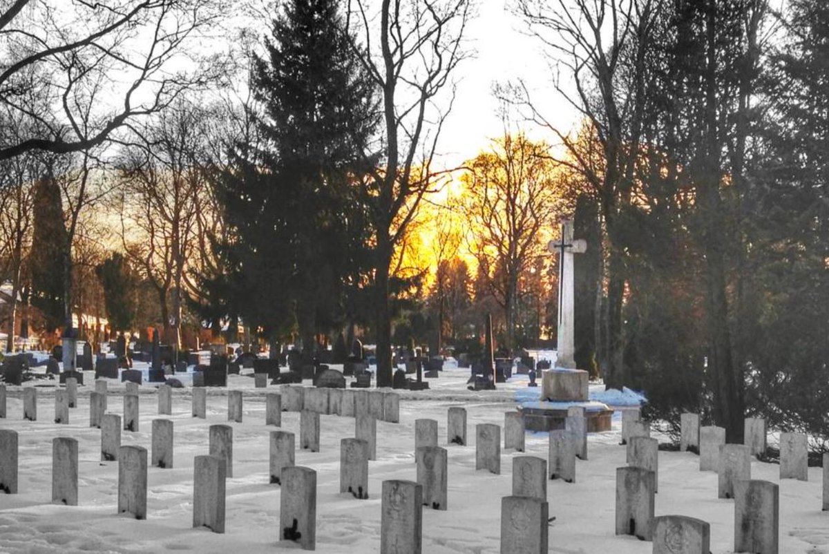 ...patriots so that, on liberation, the bodies could be exhumed and given a decent burial in  @CWGC Vestre Gravlund in Oslo. Where they remain to this day. Spare them a thought today - their murders were brutal and shameful. I try to visit their graves when I'm in Oslo.  #WW2 5/5
