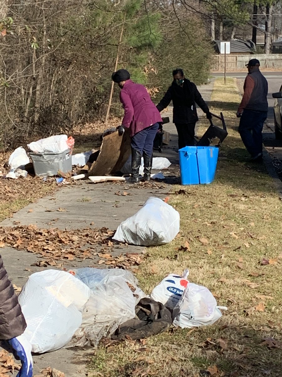 MorrisMktgGroup's tweet image. Mission Complete! Patrick enjoyed meeting members of his @LeadershipMphs class as well as church members from New Direction Christian Church to tidy up some neighborhood property in Hickory Hill today! 

#mlkds21
#MLKDaysofService
#CareLikeKing
@VolunteerMEM