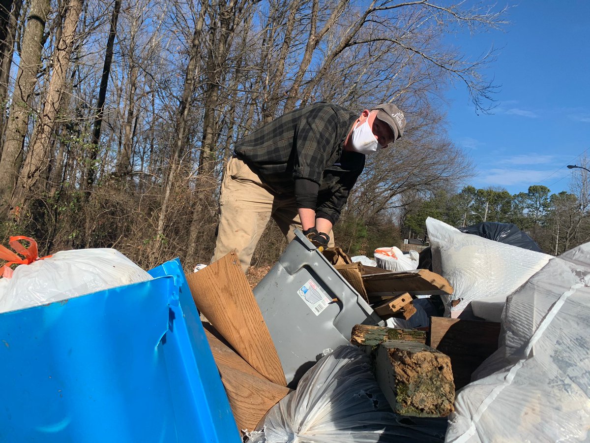MorrisMktgGroup's tweet image. Mission Complete! Patrick enjoyed meeting members of his @LeadershipMphs class as well as church members from New Direction Christian Church to tidy up some neighborhood property in Hickory Hill today! 

#mlkds21
#MLKDaysofService
#CareLikeKing
@VolunteerMEM