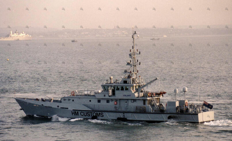 Shipguru's tweet photo. #damenstanpatrol4207 #HMCustoms #HMCC #VALIANT off #Gosport, #UK - #June2005  - https://t.co/nfgboxc3g3 - NO PHOTOS can be used or manipulated without our permission @damen https://t.co/BNXWf8oA5l
