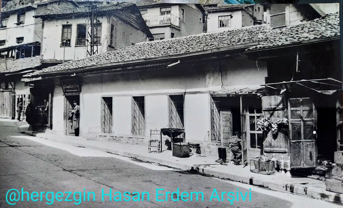 Tokat Pervane Hamamı ile  önündeki tenekeci ve Topçu Memed emminin dükkanı
Selçuklu Tokat Emîri Muinuddin Pervane bey tarafından Daruşşifa(Gök medrese) ile birlikte 13. Yy yapılan hamam yaklaşık 800 yıldır hizmet vermesi bakımından Anadolu'nun en eski hamamı

1970 li yıllar TOKAT