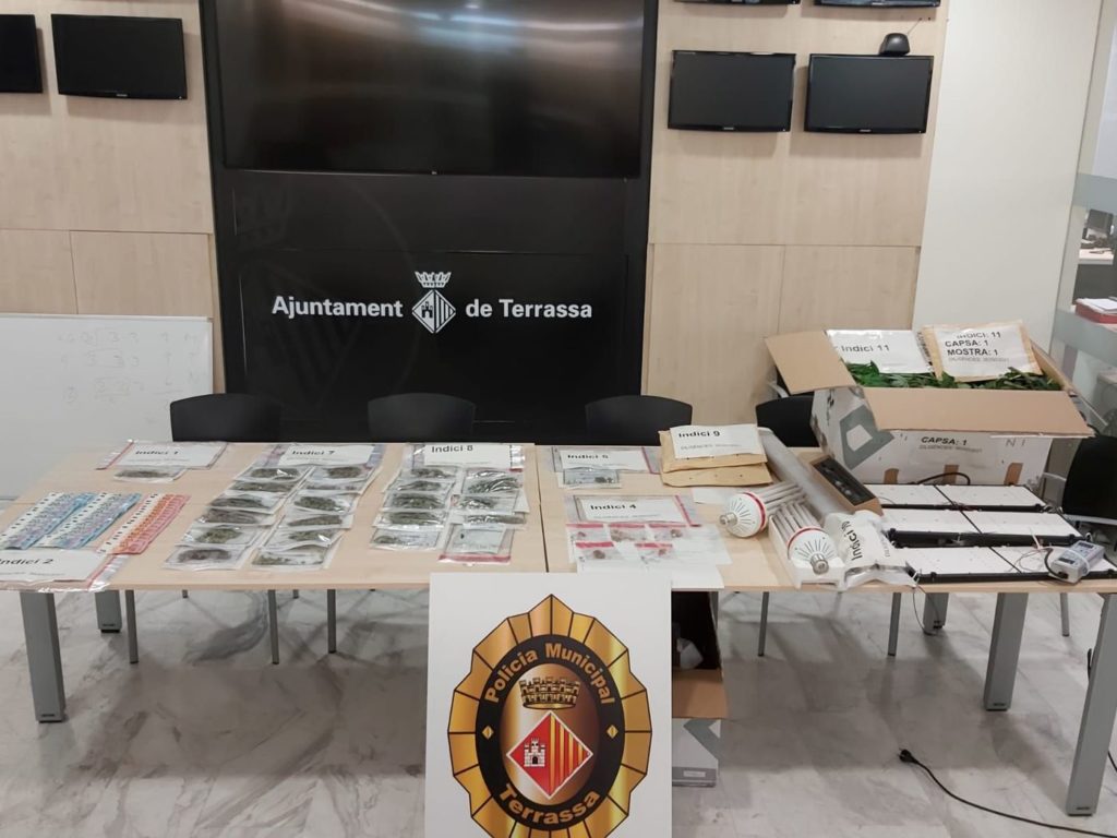 CanalTerrassa's tweet image. 🚨 La @PoliciaTrs desmantella una plantació de marihuana al barri de Les Arenes terrassadigital.cat/la-policia-mun… #Terrassa #LesArenes