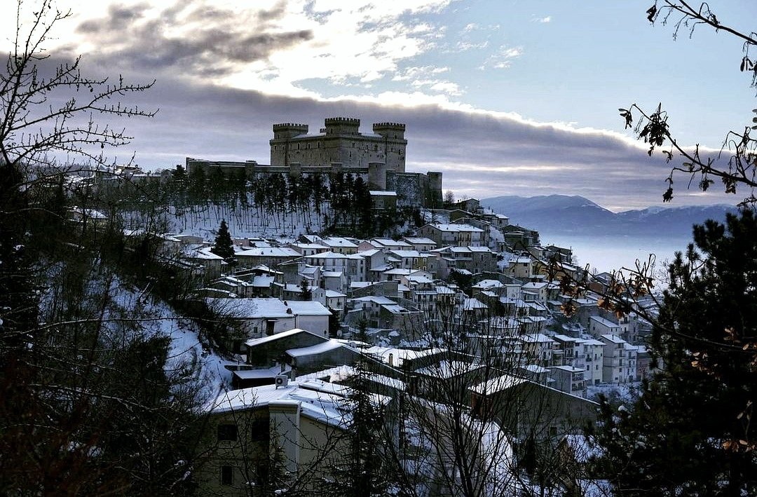 E se fosse sempre zona bianca...#Celano #neve #18gennaio <a href="/Italia/">Italia.it</a> <a href="/YourAbruzzo/">Visit Abruzzo</a> <a href="/paesaggiabruzzo/">Paesaggi d'Abruzzo</a> <a href="/paesionline/">PaesiOnLine</a> <a href="/TouringClub/">TouringClubItaliano</a> <a href="/BorghiPiuBelli/">Borghi+belli Italia</a> <a href="/BorghiAutentici/">Borghi Autentici</a> <a href="/Fondoambiente/">FAI</a> @TgrAbruzzo <a href="/Rete8News/">Rete8News</a> <a href="/Italia_jpn/">Italia.it JP (イタリア JP)</a> <a href="/Italia_fra/">Italia.it FR</a> <a href="/Regione_Abruzzo/">Regione Abruzzo</a>