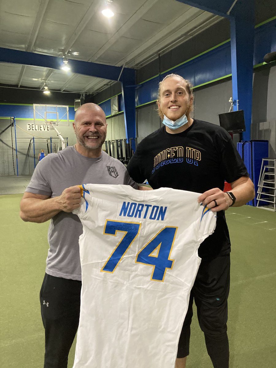 It's always nice to get some swag from one of our athletes.

@stormnorton74 is back and putting in the work with @F4Agym to be bigger, stronger and faster next season with the @Chargers 

#fitness4all #f4agym #f4a #elite #nfl #boltup⚡️ #chargers #strengthandconditioning #football