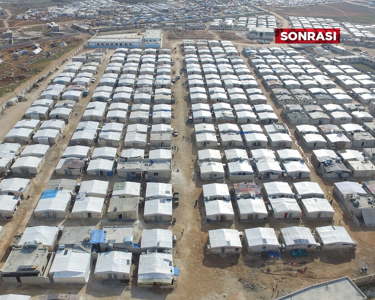 Çadırların bazıları soğuk, su ve çamur içinde. Suriyeli mülteciler kışı zor şartlarda geçirmeye çalışıyor. Sırtlarını yaslayacakları bir duvarları bile yok. Briket evler ise onların kışı bir nebze olsun rahat geçirmelerini sağlıyor ve sırtlarını yaslayacakları dayanakları oluyor.