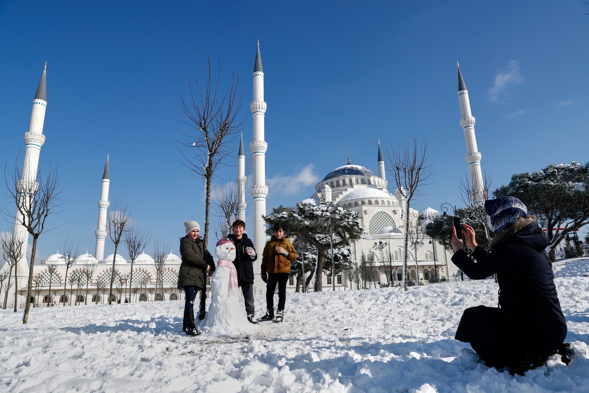 В стамбуле отменили. Турция снегопад 2022. Стамбул зима 2022. Стамбул январь 2022. Снег в Стамбуле.