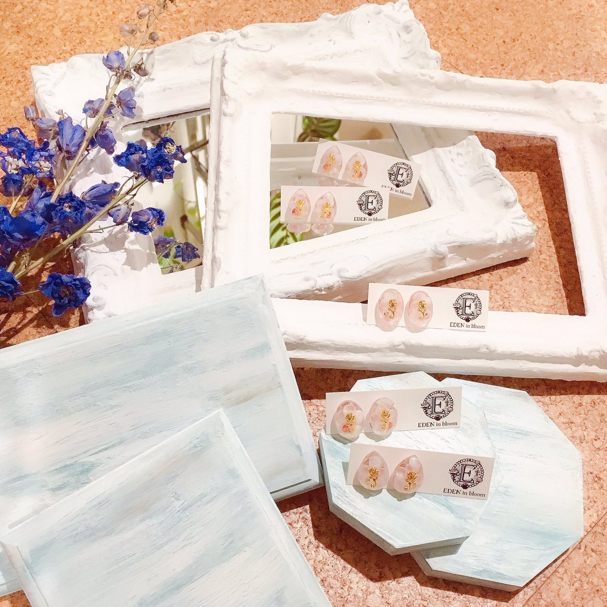 Eden In Bloom メリ ダイソーのミルクペイント2 3色とアンティークメディウムだけで こんなにシャビーシックな風合いに仕上がる 額はダイソーの紙粘土で凹凸ニュアンスを出して 上から白のミルクペイントぬりぬり 水色のラックは セリアのスノコ Eden In Bloom メリ ダイソーのミルクペイント2 3色とアンティークメディウムだけで こんなにシャビーシックな風合いに仕上がる 額はダイソーの紙粘土で凹凸ニュアンスを出して 上から白のミルクペイントぬりぬり 水色のラックは セリアのスノコ