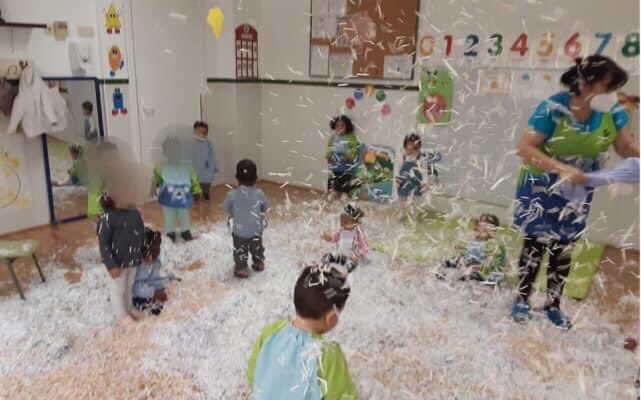 olga56139585's tweet photo. @e_geranios La nieve también ha llegado a nuestro centro E.I. Los Geranios, con tiritas de papel reciclado y mucho amor, seños y niños han disfrutado https://t.co/0LqT3YuLny
