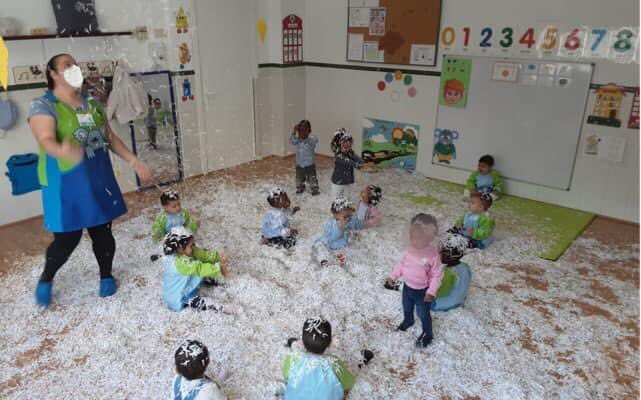 olga56139585's tweet photo. @e_geranios La nieve también ha llegado a nuestro centro E.I. Los Geranios, con tiritas de papel reciclado y mucho amor, seños y niños han disfrutado https://t.co/0LqT3YuLny