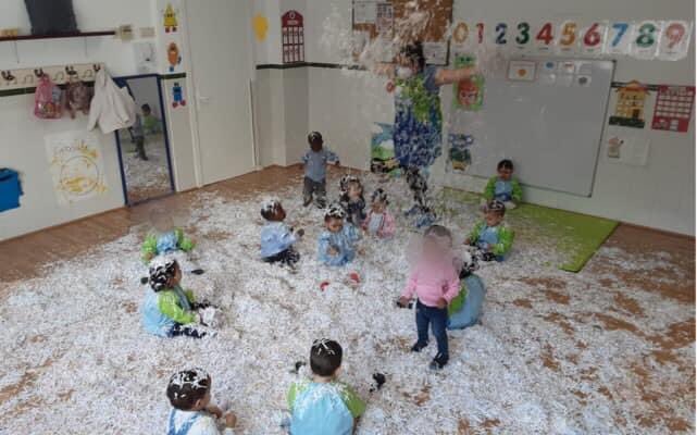 olga56139585's tweet photo. @e_geranios La nieve también ha llegado a nuestro centro E.I. Los Geranios, con tiritas de papel reciclado y mucho amor, seños y niños han disfrutado https://t.co/0LqT3YuLny