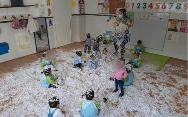 olga56139585's tweet photo. @e_geranios La nieve también ha llegado a nuestro centro E.I. Los Geranios, con tiritas de papel reciclado y mucho amor, seños y niños han disfrutado https://t.co/0LqT3YuLny