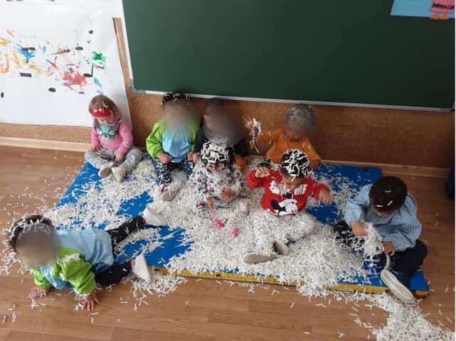 olga56139585's tweet photo. @e_geranios Que fácil es hacer feliz a un niño https://t.co/z0vCIByIF4