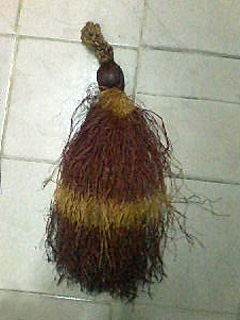 Il est utilisé pour la confection de textiles et divers objets. Image d’illustration : le chasse mouche Dida à base de raphia.