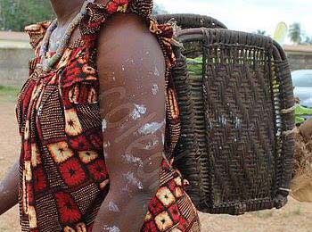 Le Gbako : c'est un sac à dos traditionnel porté par la femme âgée Dida pour les travaux champêtre, symbole de la civilisation Dida, qui est représentée par une femme avec une hotte au dos au rond-point du quartier Bada de la ville de Divo.