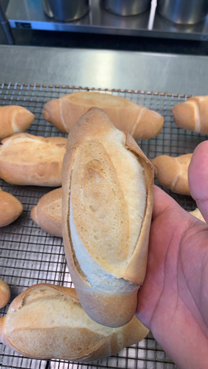 HijaPanadera's tweet photo. Iniciamos la semana haciendo lo que más nos gusta: capacitación panadera desde Orlando, Fl. Hoy con canillas y pan francés

#panaderiavenezolana 🇻🇪 https://t.co/J6n7owQ4Ze