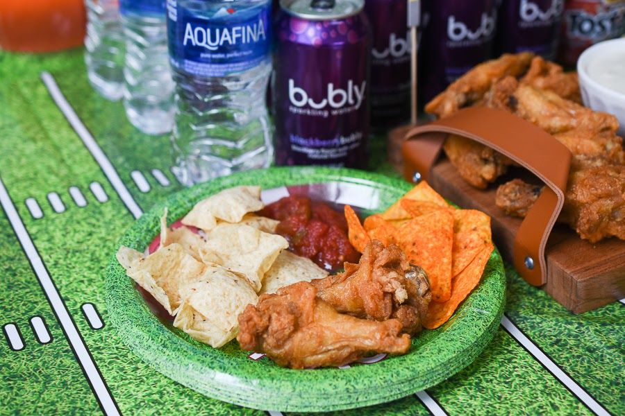 Domestic_Dee's tweet photo. #AD What are you eating and drinking for Game Day? To celebrate and keep it simple, we have wings, dip, and drinks on deck from @fritolay that we picked up from our local @publix. #CrunchTimeMyWay

https://t.co/UaJesJsppw https://t.co/k1ASiMIOsc