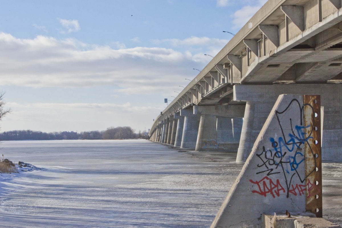 Alors que le MTQ passe à l’étape de consulter la population sur l’architecture du nouveau pont de l’Île-aux-Tourtes, plusieurs questionnent l’absence dans les plans d’installations nécessaires pour un projet de transport collectif vers Vaudreuil-Soulanges. bit.ly/3sBiWYh