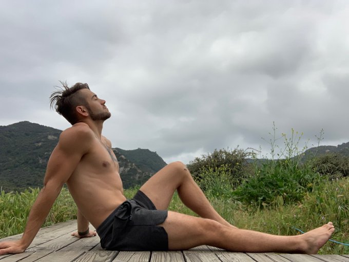 Having a chill day on the Island 🌴 all i can think about is getting off with someone 🤤💦 https://t.co